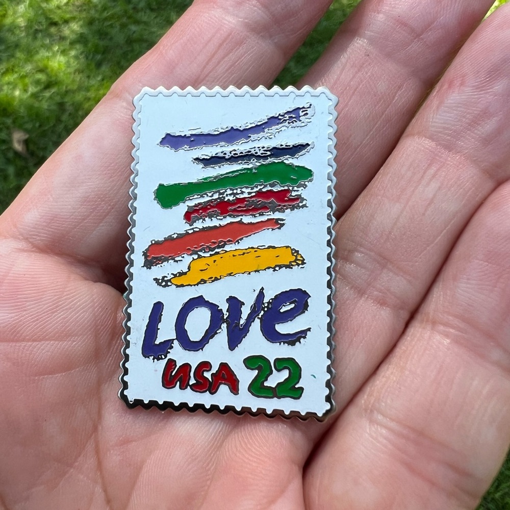 Vintage 1984 USPS Love USA 22 Cent Stamp Pin The March Company👠